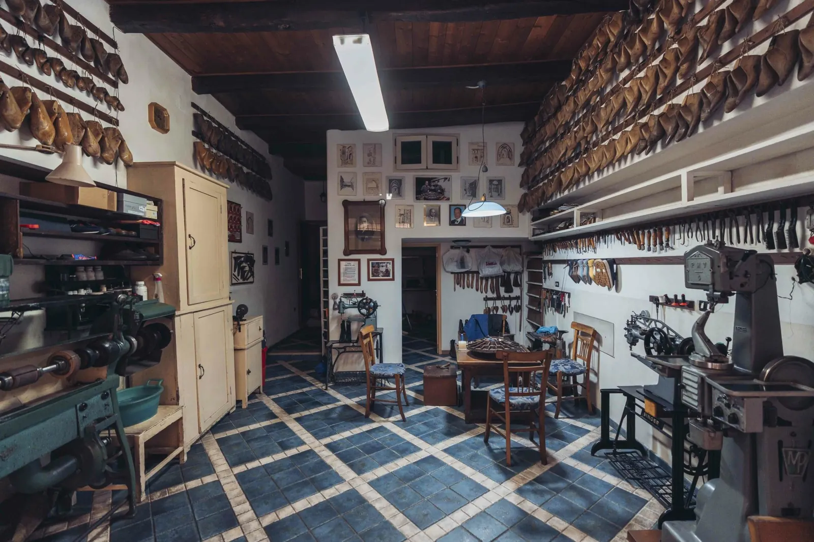 Photo: Calzoleria Salvati, Corso Telesio