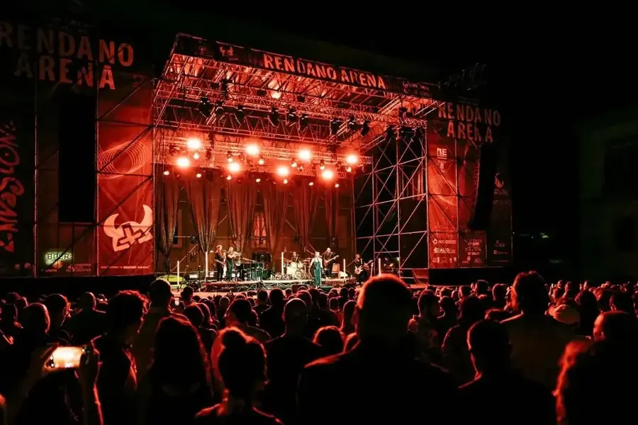Evening concert of the Rendano Arena: the audience in front of the stage